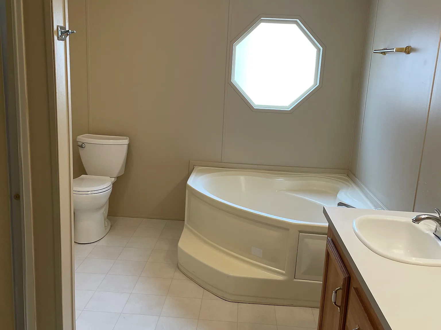 4 bed, 1728 sqft, $2,500 — Photo 4