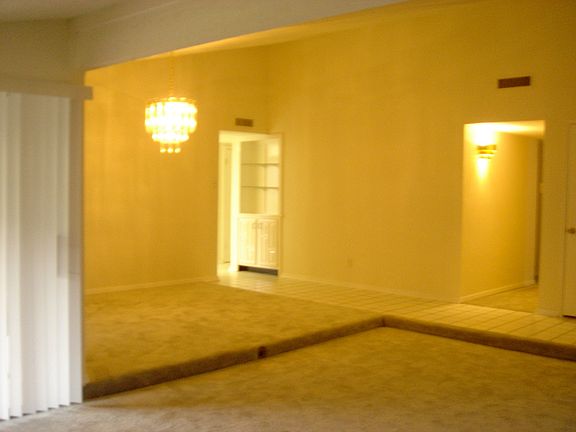 5th image of 952 Carlsbad Dr