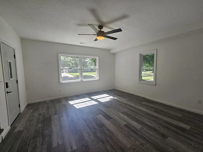 325 S Elm St — Photo 4