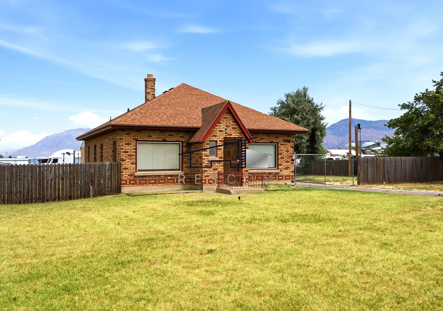 Unique Property for Lease Office or Residential Opportunity — Photo 1