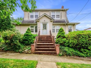 4634 Iris Ln, Great Neck, NY 11020