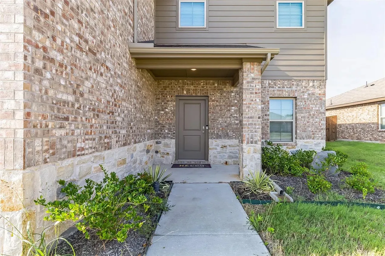 4 bed, 2.5 bath, 2262 sqft, $2,300 — Photo 4