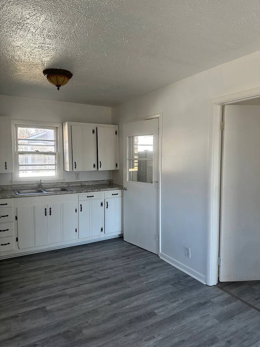 Building Photo - 403 Ponroy St