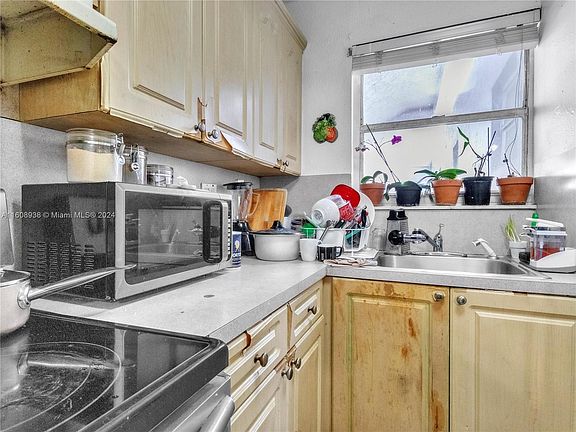 3rd image of 110 Fontainebleau Blvd APT 403