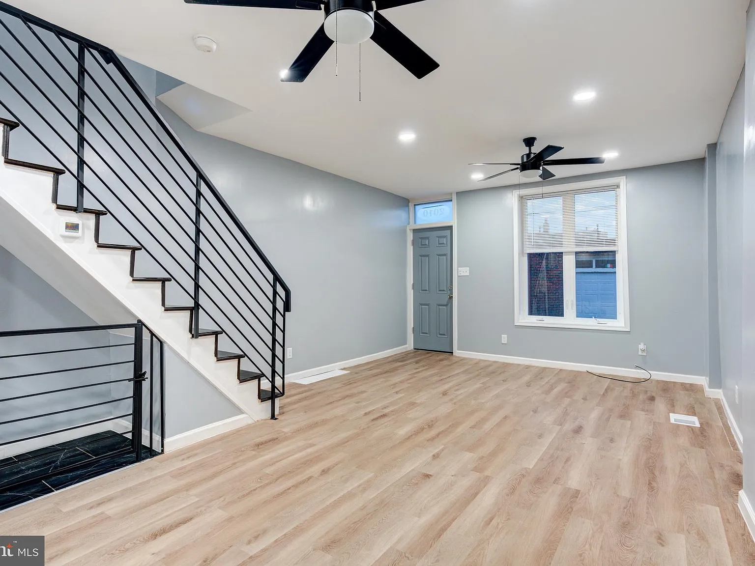 3 bed, 1024 sqft, $2,400 — Photo 2