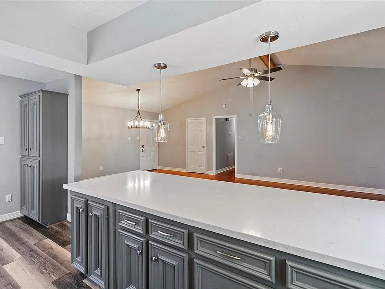 210 Pecan Valley Ct — Photo 10