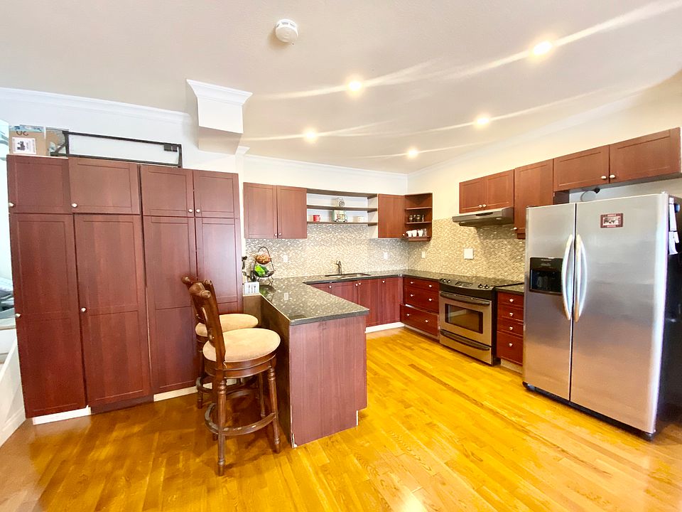 1st image of 302 Grays Rd #202