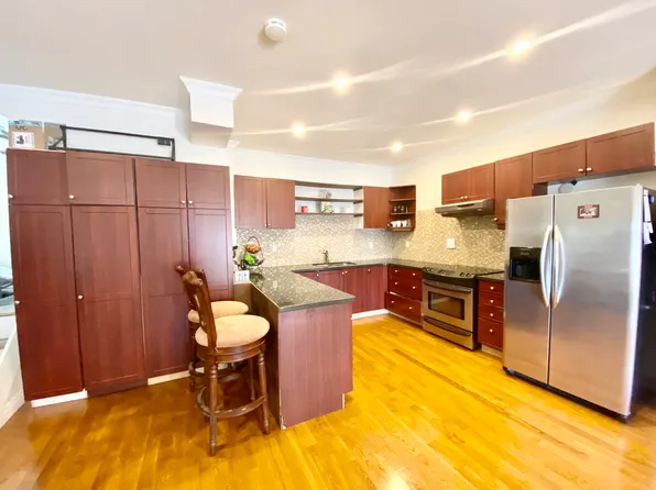 302 Grays Rd #202, Hamilton, ON L8E 1V5