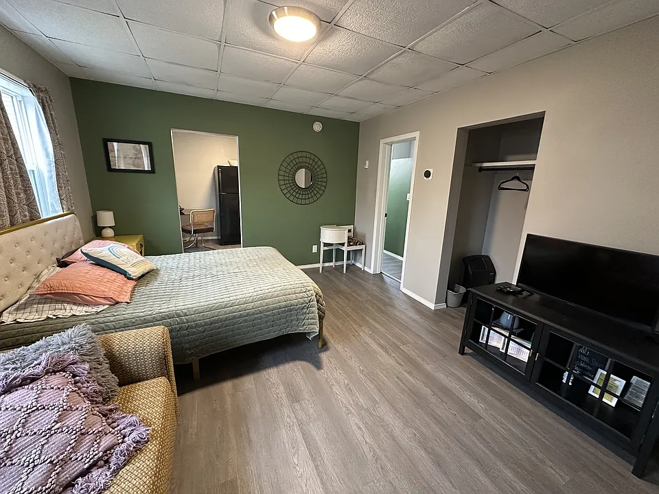 302 N Spring Ave #2