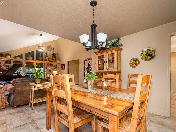 5th image of 3120 SE Balboa Dr