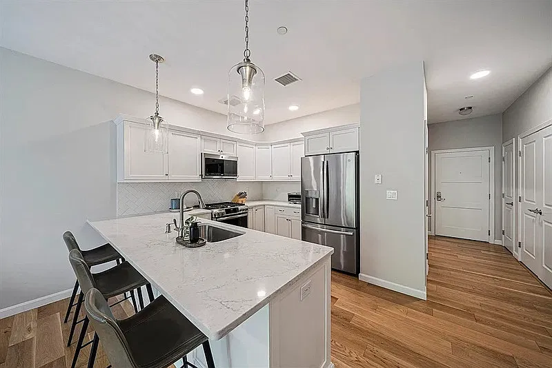 1 bed, 1.0 bath, 1099 sqft, $1,950 — Photo 4