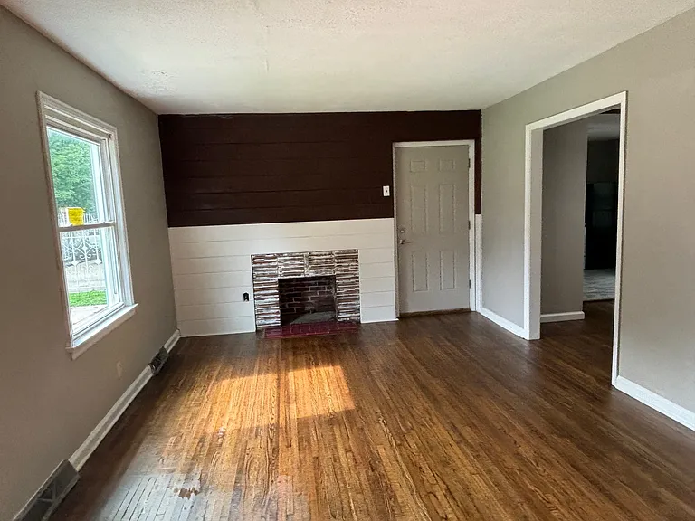 2052 S Market St — Photo 8