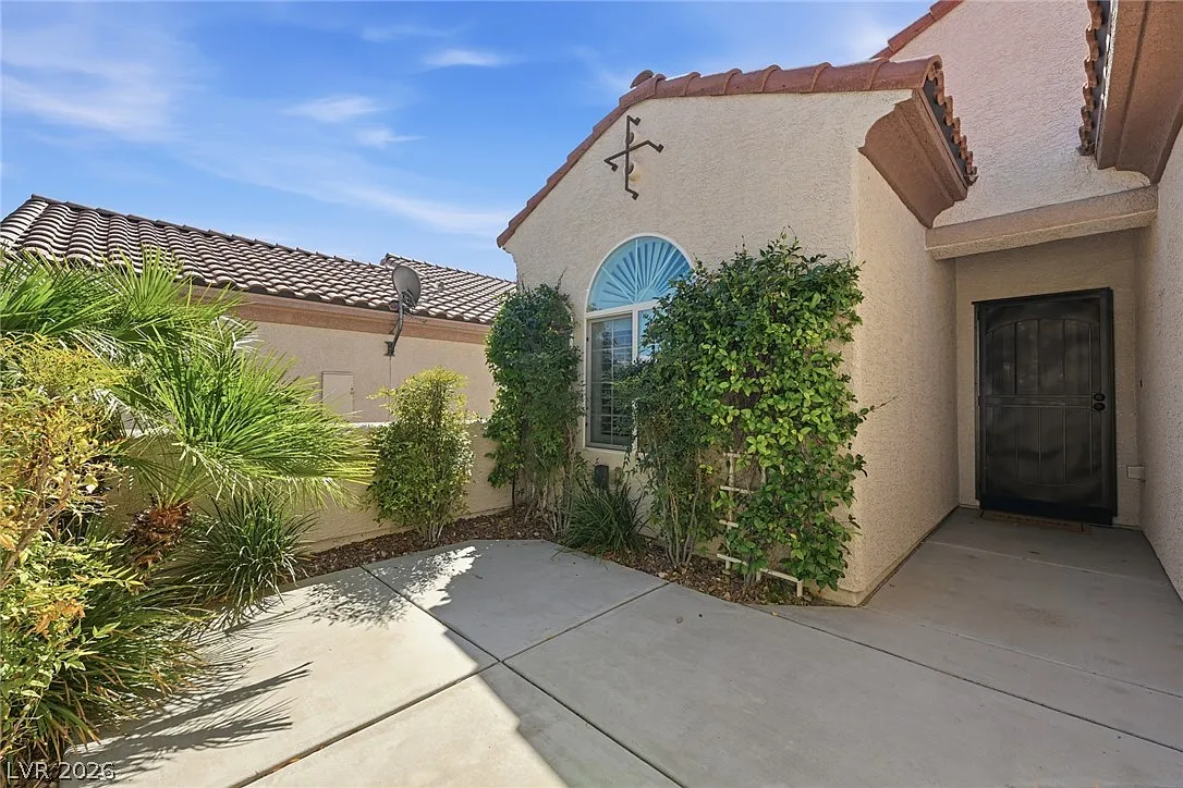 3 bed, 2.0 bath, 1904 sqft, $2,800 — Photo 3