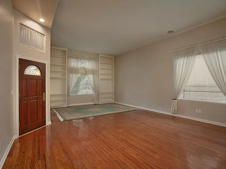 2952 N Saint Augustine Pl — Photo 6