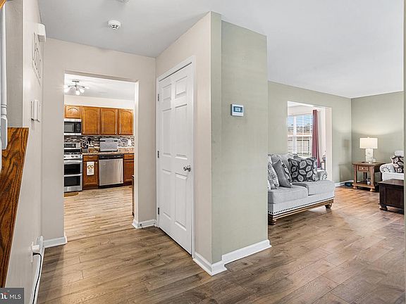3rd image of 424 Caroline Ln