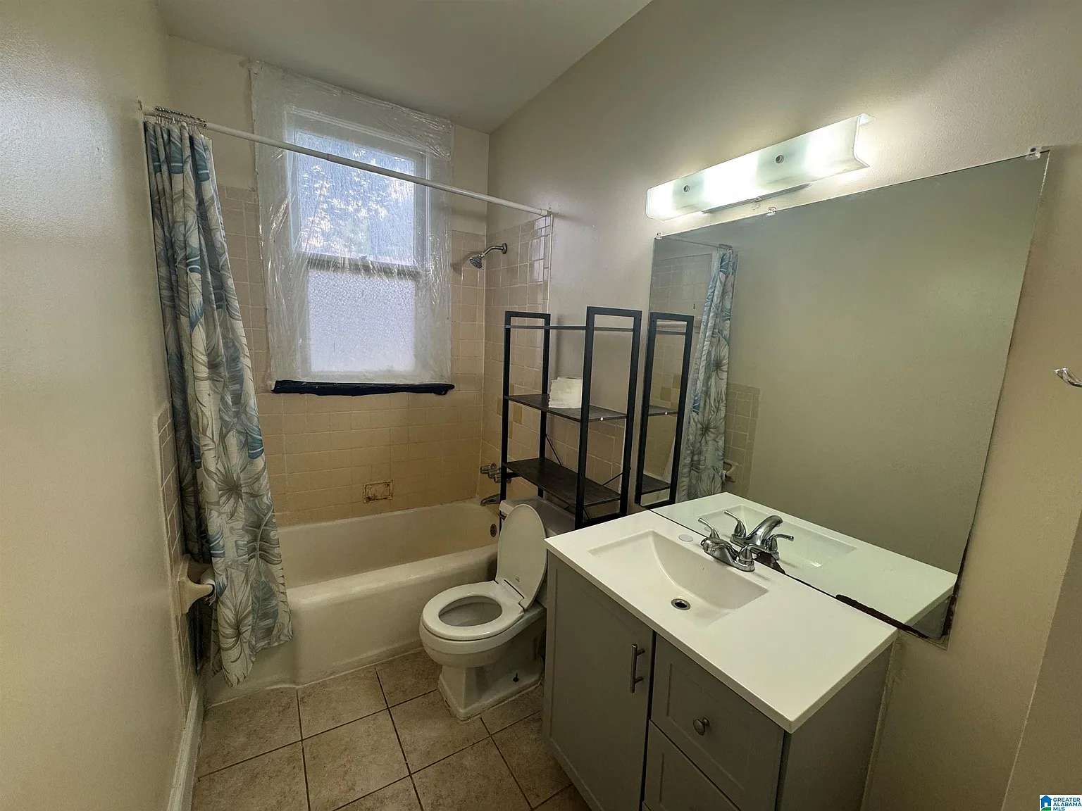 2 bed, 1.0 bath, $1,095 — Photo 2
