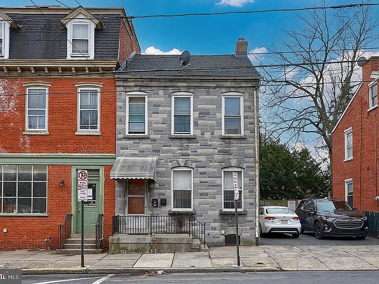 1st image of 506 W King St #1