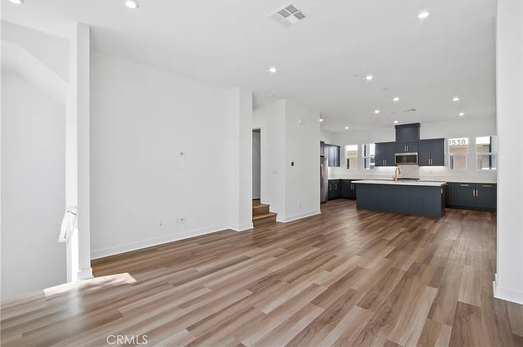 3 bed, 3.5 bath, 1881 sqft, $4,500 — Photo 4