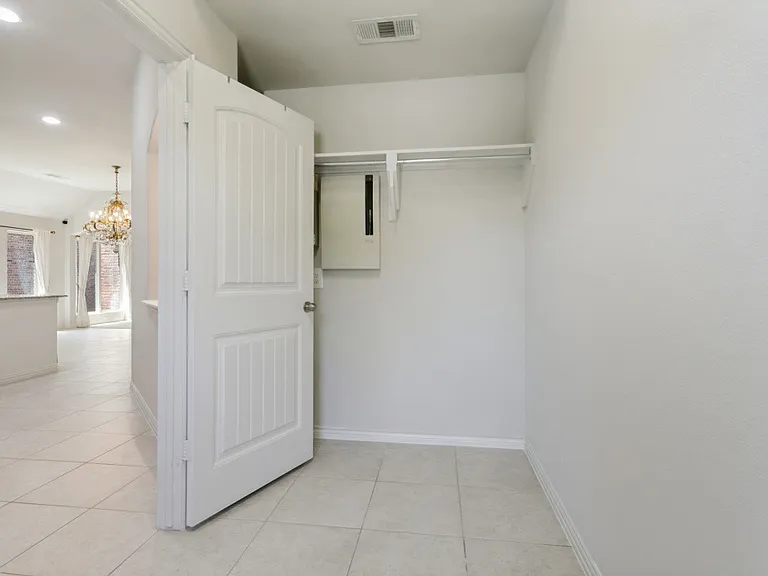 531 Catherine Ln — Photo 8