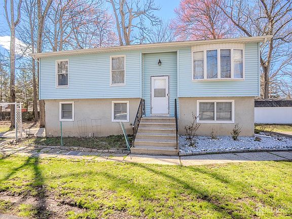 2nd image of 1834 Holly Rd
