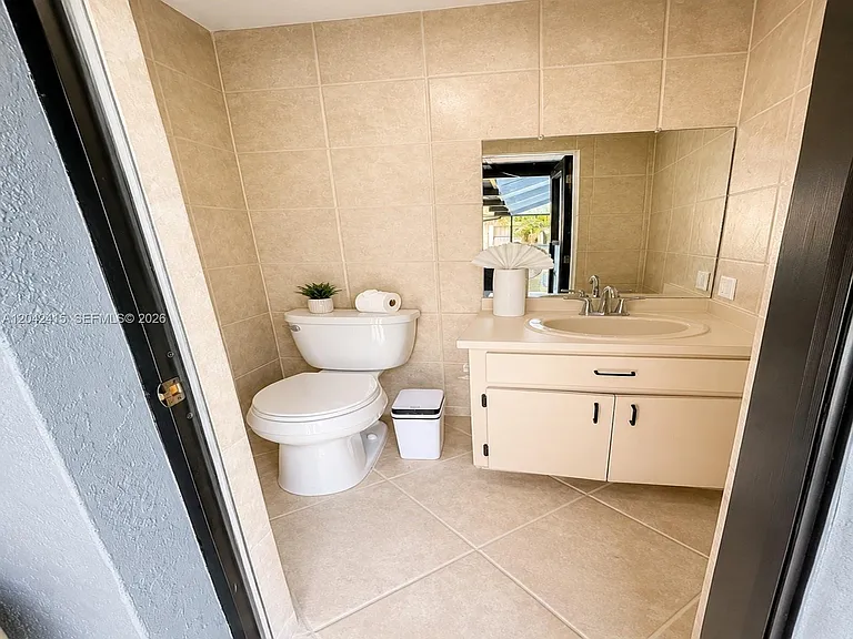 209 SW 42nd St — Photo 17