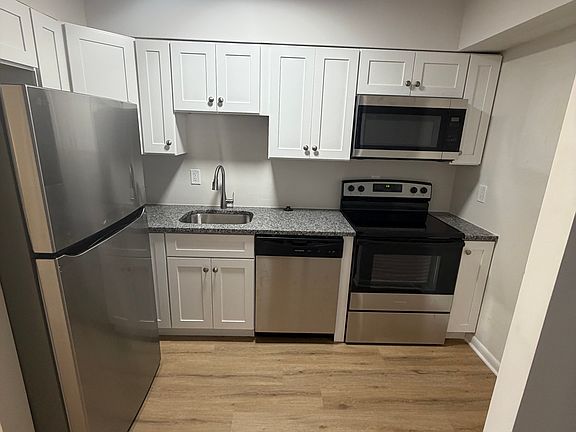 5th image of 904 Newington Ave #A