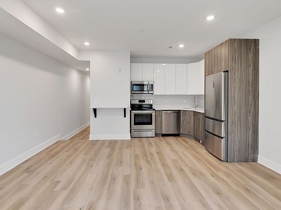 4th image of 1723 Memorial Ave #3