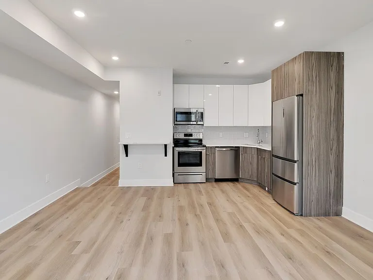 1723 Memorial Ave — Photo 5