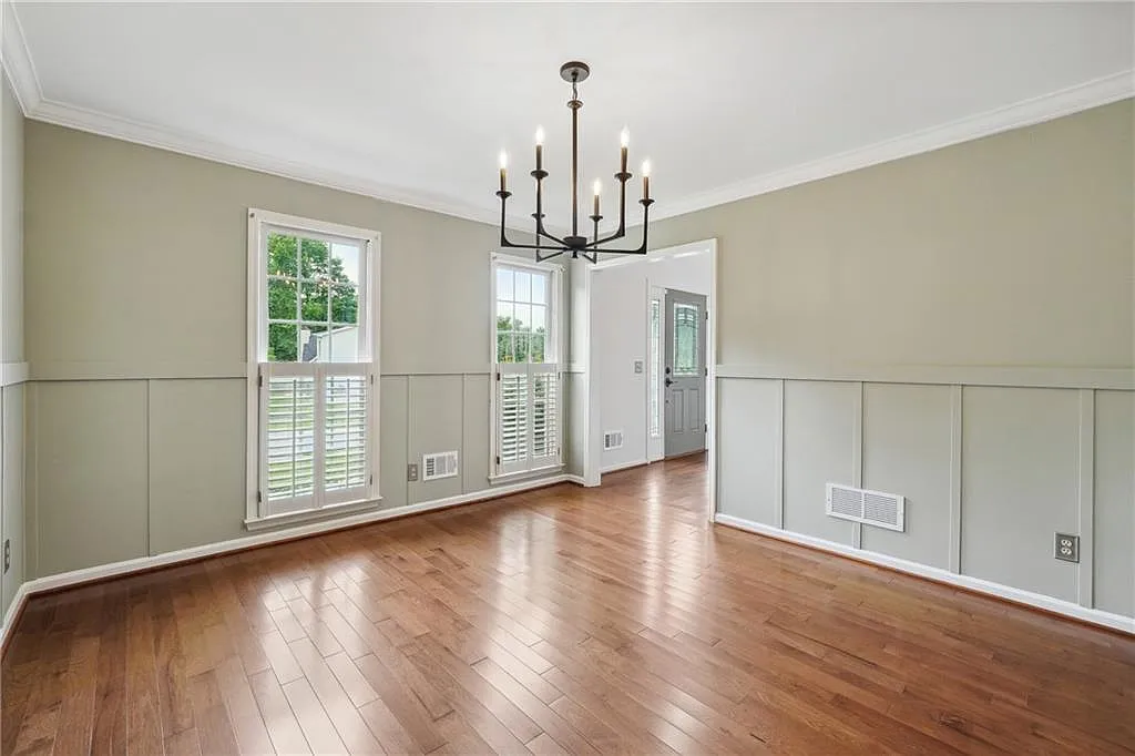 6 bed, 4.5 bath, 4028 sqft, $5,500 — Photo 2