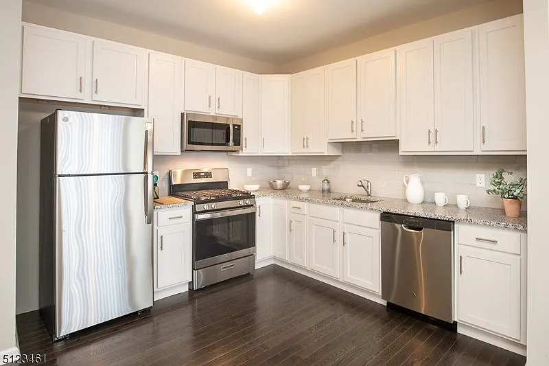 3 bed, 2.5 bath, $4,350 — Photo 3