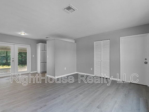 4th image of 1533 N Normandy Blvd