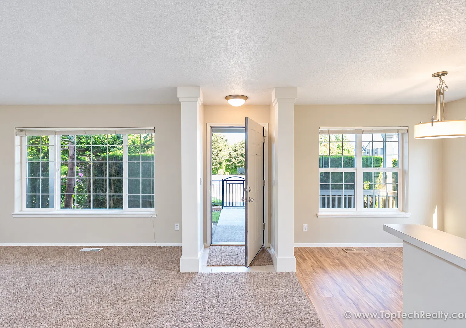 Gorgeous Corner Lot | 3 Bedroom | 2.5 Bathrooms | Plus den/office | Single Family Home | Located ... — Photo 4