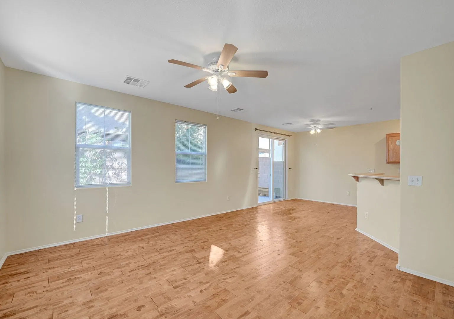 Beautiful 2-Story Townhouse — Photo 4