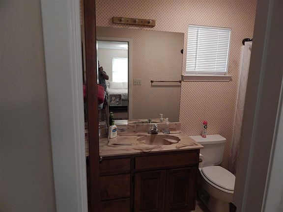 5th image of 606 Magnolia Ln