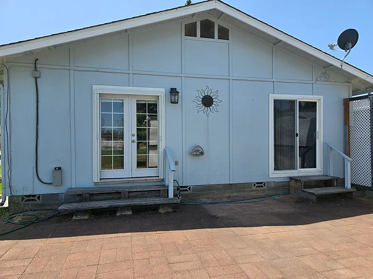 2368 Redwood Ave — Photo 2