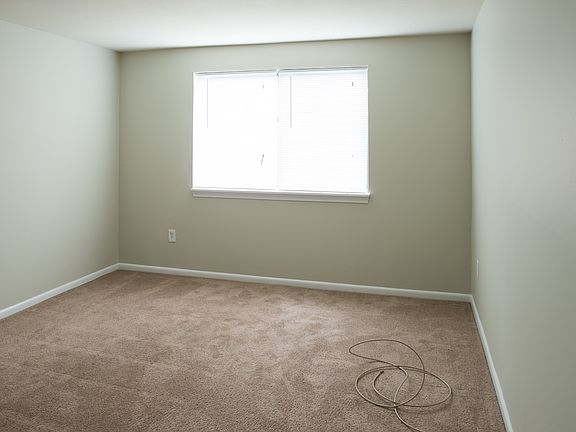 5th image of 404 Meyers Dr