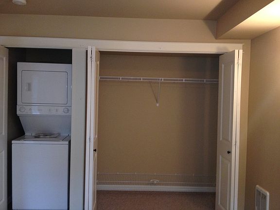 Closet & Washer/Dryer