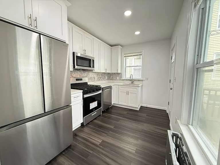 81 Alder St #C — Photo 1
