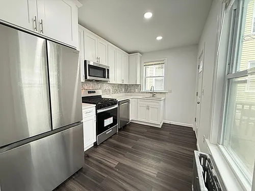 81 Alder St Photo 1