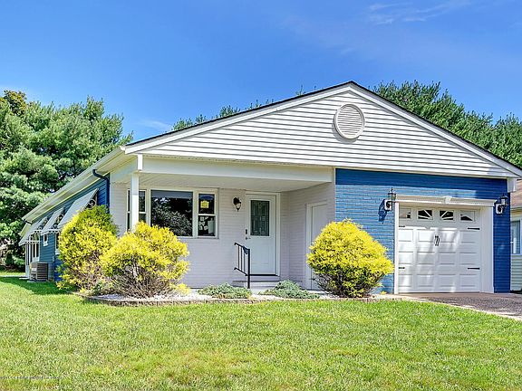 3rd image of 225 Torrey Pines Dr