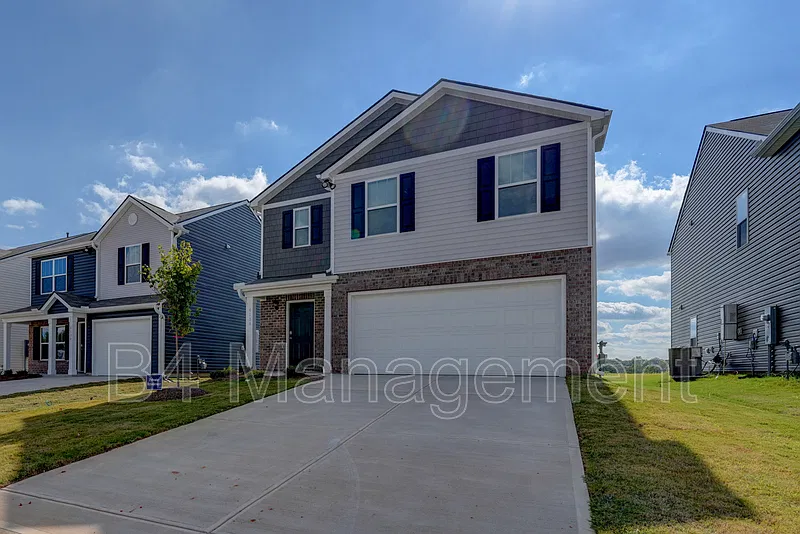 5 bed, 3.0 bath, 2361 sqft, $2,400 — Photo 2