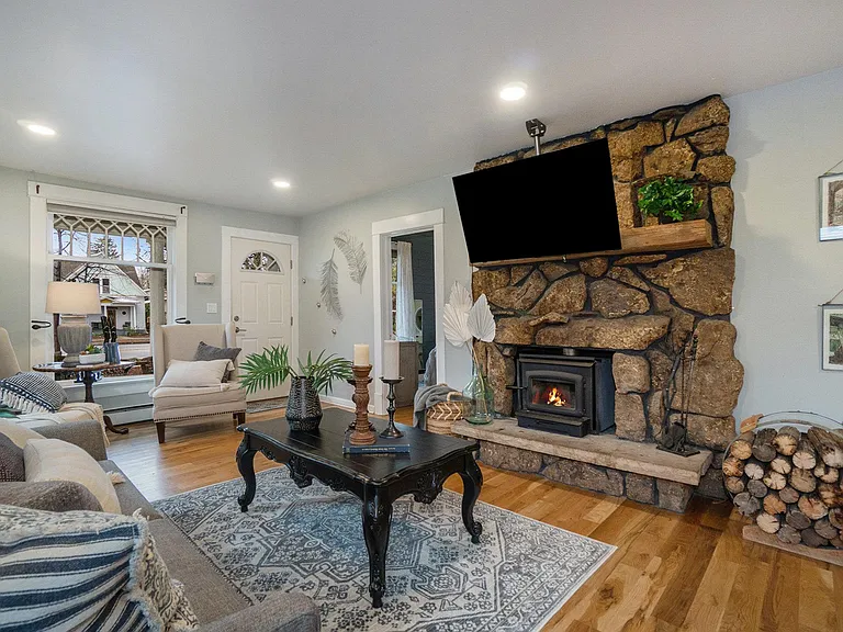 822 Laporte Ave — Photo 2