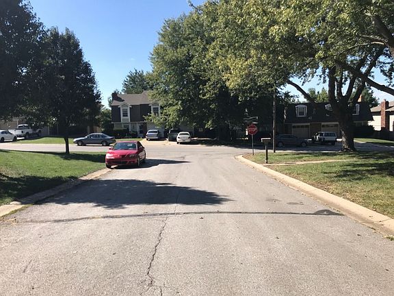 5th image of 520 NW Brett Cir