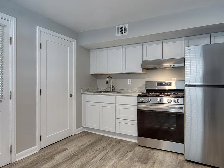 Stainless Steel Appliances in Newly Renovated Platinum Townhomes
