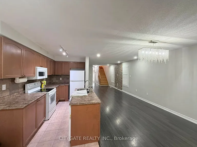 124 Crystalview Cres E — Photo 6