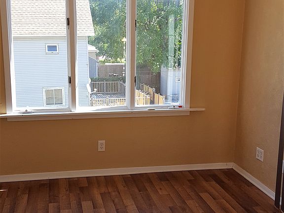 Nice sunroom off private deck