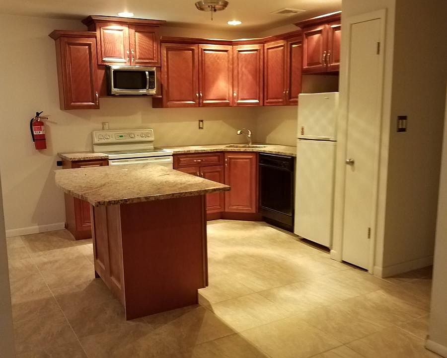 OPEN KITCHEN WITH GRANITE COUNTER TOPS