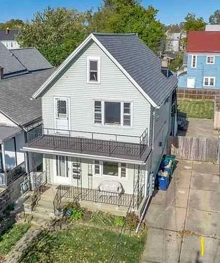 216 Rhode Is — Photo 10