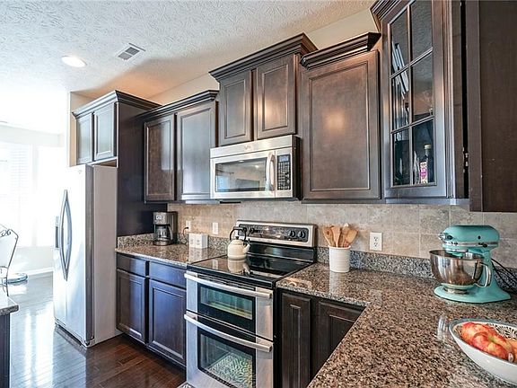 3rd image of 701 Erin Dr