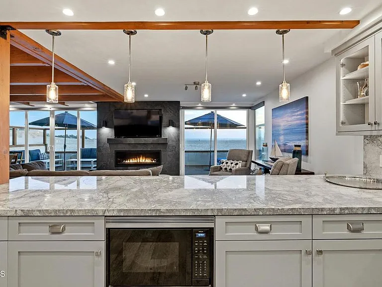 3373 Ocean Dr — Photo 10